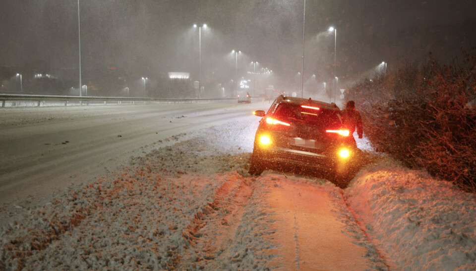 Store mengder snø på Sørlandet førte til vanskelige kjøreforhold mandag. Natt til tirsdag har det gått rolig for seg på veiene, opplyser politiet.