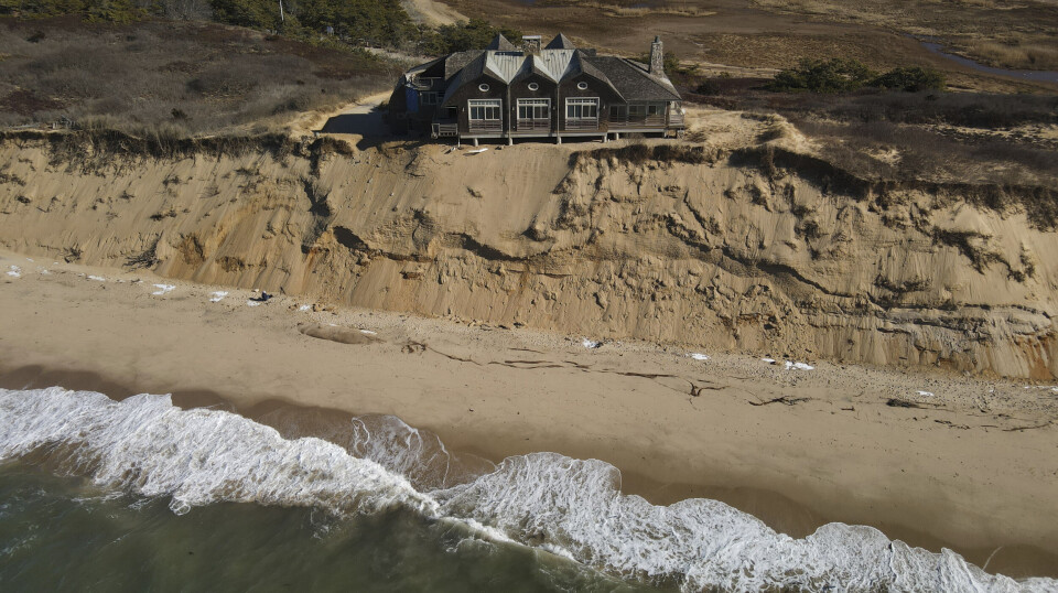 Klimaendringer og ekstremvær topper fortsatt lista over hva folk verden over frykter mest. Her fra Massachusets, hvor et hus er truet av erosjonen fra havet. Klimaendringer og ekstremvær topper fortsatt lista over hva folk verden over er mest urolige for. Her fra Massachusets, hvor et hus er truet av erosjonen fra havet.