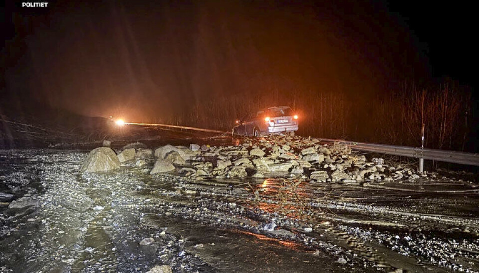Stein- og jordras over E39 i Nordfjordvegen ved Skredestranda. En bil er tatt og havnet oppå raset. Ingen personer skadet.