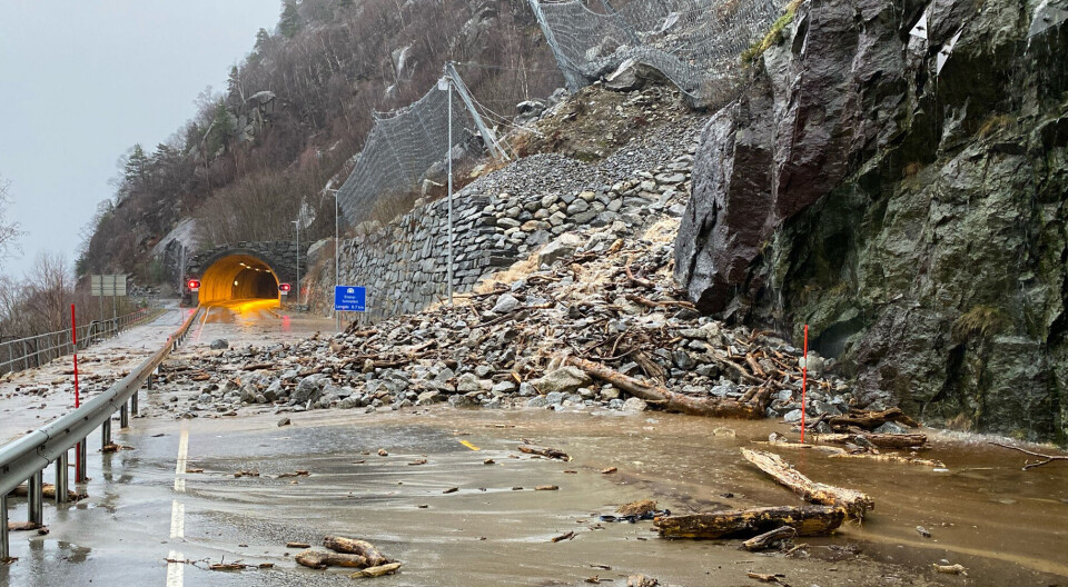En jord- og steinskred har gått over riksvei 13 ved Oaldskår onsdag ettermiddag.Foto: Statens vegvesen / Handout / NTB